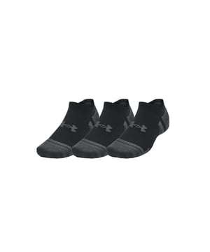 Deze lage heren sneaker sokken bieden je comfort en functie bij elke stap. Het zweetafvoerende, snel drogende materiaal houdt je voeten aangenaam droog – zelfs tijdens intensieve activiteiten. De gemiddelde demping over de hele voet zorgt voor merkbare verlichting en een prettig draaggevoel. Netstofinzetstukken aan de bovenkant garanderen optimale ventilatie en frisheid de hele dag. De geïntegreerde middenvoetsteun stabiliseert en ondersteunt bij elke beweging. Dankzij de veilige pasvorm blijven de sokken daar waar ze horen – geen verschuiven, geen opnieuw aanpassen. Een gebreid logo voegt een sportief en subtiel accent toe. De praktische 3-pack zorgt ervoor dat je altijd een fris paar bij de hand hebt. Of voor sport, in het dagelijks leven of onderweg – deze sokken kunnen alles aan. Een klein detail met een grote impact voor je voeten.