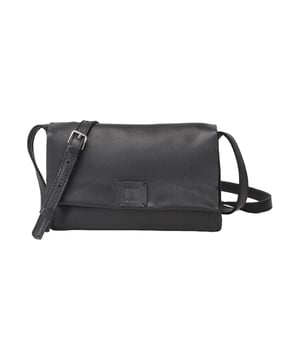 Die Umhängetasche für Damen von Biba vereint stilvolles Design mit durchdachter Funktionalität und besticht durch ihr rechteckiges Format, das einen klaren, modernen Look verleiht und gleichzeitig ausreichend Platz für alle wichtigen Dinge des Alltags bietet. Das geräumige Hauptfach lässt sich dank einer Kombination aus Reißverschluss und Magnetverschluss sicher verschließen, sodass Ihre Wertgegenstände jederzeit geschützt sind, während praktische Innentaschen für Ordnung und schnellen Zugriff auf kleinere Essentials sorgen. Der verstellbare Schultergurt ermöglicht eine individuelle Anpassung und hohen Tragekomfort, sodass die Tasche bequem über längere Zeit getragen werden kann. Ein dezentes Logo-Detail rundet das elegante Erscheinungsbild ab und unterstreicht die hochwertige Verarbeitung und Materialauswahl, die diese Tasche zu einem langlebigen und stilvollen Begleiter für jeden Tag macht.