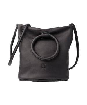 Die Umhängetasche für Damen von Biba verbindet stilvolles Vintage-Design mit moderner Funktionalität und beeindruckt durch ihren eleganten Metallic-Effekt, der jedem Outfit eine besondere Note verleiht. Das geräumige Hauptfach bietet genügend Platz für alle wichtigen Utensilien des Alltags, während Fächer für Karten und Münzen eine geordnete Aufbewahrung ermöglichen und das integrierte RFID-Sicherheitssystem Ihre sensiblen Daten zuverlässig schützt. Ein vielseitiger kurzer Henkel für die Hand und ein längerer, verstellbarer Henkel für das Tragen über der Schulter oder quer über dem Körper sorgen für individuellen Tragekomfort und flexible Einsatzmöglichkeiten. Der Knopfverschluss rundet das praktische Design ab und sorgt für schnellen Zugriff auf Ihre Essentials, während die hochwertige Materialverarbeitung Langlebigkeit und elegantes Erscheinungsbild garantiert. Diese Tasche vereint damit Funktion, Komfort und Stil in einem zeitlosen Accessoire, das sowohl im Alltag als auch zu besonderen Anlässen glänzt.