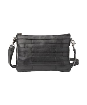 Die Umhängetasche für Damen von Biba besticht durch ihr auffälliges rechteckiges Patchwork-Muster, das jedem Outfit einen individuellen und modischen Akzent verleiht, während sie gleichzeitig funktional und alltagstauglich bleibt. Das geräumige Hauptfach bietet genügend Platz für alle wichtigen Utensilien wie Geldbörse, Smartphone, Schlüssel oder Kosmetikartikel und wird durch einen sicheren Reißverschluss verschlossen, sodass alles stets geschützt und griffbereit bleibt. Praktische Innentaschen sorgen für Ordnung und schnellen Zugriff auf kleinere Essentials, während der verstellbare Schultergurt eine perfekte Anpassung an die Trägerin ermöglicht und hohen Tragekomfort garantiert. Ein dezentes Logo-Detail rundet das stilvolle Erscheinungsbild ab und unterstreicht die hochwertige Verarbeitung dieser Tasche, die sowohl durch Design als auch durch Qualität überzeugt.