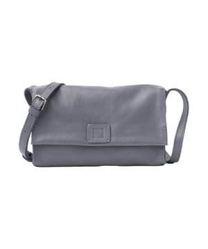 Die Umhängetasche für Damen von Biba vereint stilvolles Design mit durchdachter Funktionalität und besticht durch ihr rechteckiges Format, das einen klaren, modernen Look verleiht und gleichzeitig ausreichend Platz für alle wichtigen Dinge des Alltags bietet. Das geräumige Hauptfach lässt sich dank einer Kombination aus Reißverschluss und Magnetverschluss sicher verschließen, sodass Ihre Wertgegenstände jederzeit geschützt sind, während praktische Innentaschen für Ordnung und schnellen Zugriff auf kleinere Essentials sorgen. Der verstellbare Schultergurt ermöglicht eine individuelle Anpassung und hohen Tragekomfort, sodass die Tasche bequem über längere Zeit getragen werden kann. Ein dezentes Logo-Detail rundet das elegante Erscheinungsbild ab und unterstreicht die hochwertige Verarbeitung und Materialauswahl, die diese Tasche zu einem langlebigen und stilvollen Begleiter für jeden Tag macht.