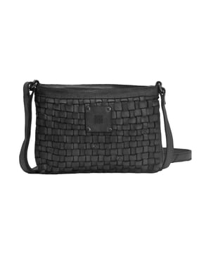 Die Umhängetasche für Damen von Biba verbindet schlichtes, elegantes Design mit durchdachter Funktionalität und ist der perfekte Begleiter für jeden Tag. Das geräumige Hauptfach bietet ausreichend Platz für alle wichtigen Gegenstände wie Geldbörse, Smartphone, Schlüssel oder kleine Accessoires und wird durch einen sicheren Reißverschluss verschlossen, sodass alles geschützt und griffbereit bleibt. Die schlichte Rückseite unterstreicht das minimalistische Design, während praktische Innentaschen eine optimale Organisation ermöglichen und den schnellen Zugriff auf kleinere Essentials garantieren. Der verstellbare Schultergurt sorgt für einen individuellen Sitz und hohen Tragekomfort, egal ob die Tasche lässig über der Schulter oder quer über den Körper getragen wird. Ein dezentes Logo-Detail rundet das elegante Gesamtbild ab und betont die hochwertige Verarbeitung, aus der diese Tasche gefertigt ist, sodass sie sowohl stilvoll als auch langlebig ist.