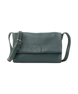 Die Umhängetasche für Damen von Biba vereint stilvolles Design mit durchdachter Funktionalität und besticht durch ihr rechteckiges Format, das einen klaren, modernen Look verleiht und gleichzeitig ausreichend Platz für alle wichtigen Dinge des Alltags bietet. Das geräumige Hauptfach lässt sich dank einer Kombination aus Reißverschluss und Magnetverschluss sicher verschließen, sodass Ihre Wertgegenstände jederzeit geschützt sind, während praktische Innentaschen für Ordnung und schnellen Zugriff auf kleinere Essentials sorgen. Der verstellbare Schultergurt ermöglicht eine individuelle Anpassung und hohen Tragekomfort, sodass die Tasche bequem über längere Zeit getragen werden kann. Ein dezentes Logo-Detail rundet das elegante Erscheinungsbild ab und unterstreicht die hochwertige Verarbeitung und Materialauswahl, die diese Tasche zu einem langlebigen und stilvollen Begleiter für jeden Tag macht.