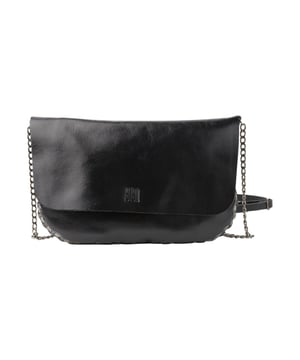 Die Umhängetasche für Damen von Biba vereint zeitlose Eleganz mit funktionalem Design und besticht durch ihr geräumiges Hauptfach, das genügend Platz für alle wichtigen Alltagsgegenstände bietet und dank praktischer Innentaschen für optimale Ordnung sorgt. Die Kombination aus Klappe und Reißverschluss garantiert sicheren Schutz für Ihre Essentials, während die Kette als Gurt der Tasche einen modischen Akzent verleiht und gleichzeitig einen hohen Tragekomfort ermöglicht. Die hochwertige Materialverarbeitung sorgt für Langlebigkeit und ein edles Erscheinungsbild, sodass diese Tasche sowohl für den Alltag als auch für besondere Anlässe perfekt geeignet ist und jedem Outfit eine stilvolle Note verleiht.