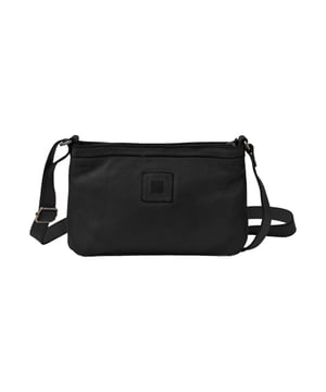 Die Umhängetasche für Damen von Biba überzeugt mit einem stilvollen Design, durchdachter Funktionalität und hochwertiger Verarbeitung – perfekt für alle, die Alltagstauglichkeit mit einem Hauch von Eleganz kombinieren möchten. Gefertigt aus gewaschenem Rindsleder, strahlt die Tasche eine lässige Raffinesse aus, die durch ihre natürliche Struktur und weiche Haptik begeistert. Das geräumige Hauptfach bietet ausreichend Platz für alle wichtigen Begleiter wie Geldbörse, Handy, Schlüssel und mehr und lässt sich dank des sicheren Reißverschlusses zuverlässig verschließen. Zusätzliche Innen- und Außentaschen sorgen für eine durchdachte Organisation und schnellen Zugriff auf kleinere Essentials. Der verstellbare Schultergurt ermöglicht eine individuelle Anpassung an jede Körpergröße und Tragevorliebe und garantiert so maximalen Komfort – ob quer über dem Körper oder klassisch an der Schulter getragen. Ein dezentes Logo-Detail rundet das Gesamtbild stilvoll ab und unterstreicht den zeitlosen Charakter dieser eleganten Alltagsbegleiterin, die aus hochwertigen Materialien gefertigt ist und mit Langlebigkeit sowie einem besonders angenehmen Tragegefühl überzeugt.