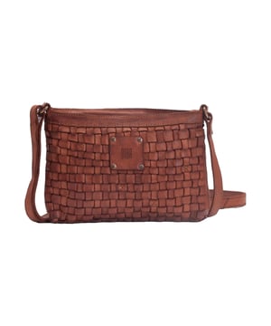 Die Umhängetasche für Damen von Biba verbindet schlichtes, elegantes Design mit durchdachter Funktionalität und ist der perfekte Begleiter für jeden Tag. Das geräumige Hauptfach bietet ausreichend Platz für alle wichtigen Gegenstände wie Geldbörse, Smartphone, Schlüssel oder kleine Accessoires und wird durch einen sicheren Reißverschluss verschlossen, sodass alles geschützt und griffbereit bleibt. Die schlichte Rückseite unterstreicht das minimalistische Design, während praktische Innentaschen eine optimale Organisation ermöglichen und den schnellen Zugriff auf kleinere Essentials garantieren. Der verstellbare Schultergurt sorgt für einen individuellen Sitz und hohen Tragekomfort, egal ob die Tasche lässig über der Schulter oder quer über den Körper getragen wird. Ein dezentes Logo-Detail rundet das elegante Gesamtbild ab und betont die hochwertige Verarbeitung, aus der diese Tasche gefertigt ist, sodass sie sowohl stilvoll als auch langlebig ist.