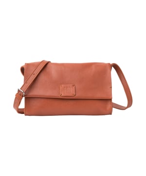 Die Umhängetasche für Damen von Biba vereint stilvolles Design mit durchdachter Funktionalität und besticht durch ihr rechteckiges Format, das einen klaren, modernen Look verleiht und gleichzeitig ausreichend Platz für alle wichtigen Dinge des Alltags bietet. Das geräumige Hauptfach lässt sich dank einer Kombination aus Reißverschluss und Magnetverschluss sicher verschließen, sodass Ihre Wertgegenstände jederzeit geschützt sind, während praktische Innentaschen für Ordnung und schnellen Zugriff auf kleinere Essentials sorgen. Der verstellbare Schultergurt ermöglicht eine individuelle Anpassung und hohen Tragekomfort, sodass die Tasche bequem über längere Zeit getragen werden kann. Ein dezentes Logo-Detail rundet das elegante Erscheinungsbild ab und unterstreicht die hochwertige Verarbeitung und Materialauswahl, die diese Tasche zu einem langlebigen und stilvollen Begleiter für jeden Tag macht.