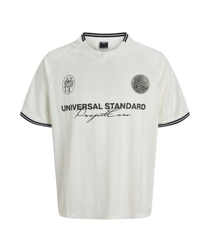 Het T-shirt voor jongens van Jack & Jones Junior is een veelzijdige basic die overtuigt door zijn moderne ontwerp en het hoge draagcomfort. Met zijn klassieke ronde hals, de kortere en losjes gesneden mouwen, evenals de lichte, dunne stof, is het ideaal voor warme dagen en zorgt het tegelijkertijd voor een aangenaam draaggevoel. De opvallende frontprint aan de voorkant geeft het shirt een coole en jeugdige uitstraling, die perfect past bij jeans, shorts of sportieve outfits. Ingezette mouwen ronden het ontwerp af en benadrukken de casual silhouet, terwijl de hoogwaardige afwerking en zorgvuldig geselecteerde materialen zorgen voor duurzaamheid en comfort. Dit T-shirt combineert stijl en comfort op ideale wijze en is daarmee een onmisbaar kledingstuk voor de dagelijkse outfits van jonge trendsetters.
