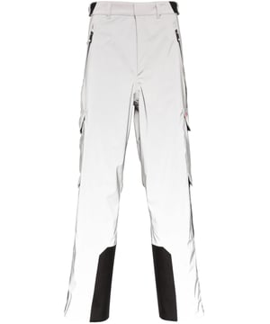 reflective logo-tape ski trousers


The Skiwear collection by Palm Angels is a perfect combination of style and comfort. These ski trousers are designed with a reflective pattern and come with a relaxed cut that offers ease of movement. Additionally, the multiple pockets provide practicality.


Made in Italy


Highlights

silver-tone/black
reflective effect
logo-tape detailing
hook and zip fly fastening
belt loops
adjustable side straps
front zip fastening pockets
two rear flap pockets
two side cargo pockets
logo patch to the side
ankle zips
internal elasticated ankle-strap







Composition
Outer: Polyester 100%
Lining: Polyamide 100%
Silicone 100%


Washing instructions
Hand Wash