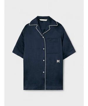 Elevate your streetwear collection with the Palm Angels Monogram Satin Bowling Shirt in Blue. Crafted from smooth satin, this shirt combines a sleek sheen with the brand’s iconic monogram for a bold, luxurious look. Its relaxed fit and classic bowling silhouette offer effortless style, perfect for making a statement whether out on the town or at exclusive events.
PWGG005S24FAB0024603