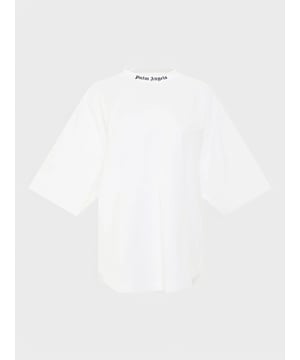 This oversized short-sleeve t-shirt features a classic Palm Angels logo in white and black. Crafted from 100% cotton, it offers comfort with a crewneck, drop shoulder design, and a curved hem. The logo print at the neckline and on the back adds a stylish touch to this essential piece.
PWAA023C99JER0020110