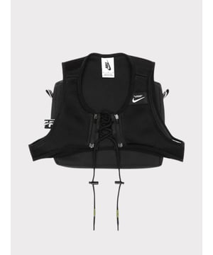 Designer Virgil Abloh uses Nike’s rich track and field heritage to honor the athlete in progress. The Nike x Off-White™ Utility Vest uses Virgil’s iconic sensibilities to deliver a new spin on a classic.Mesh fabric helps provide ventilation.Lace-up closure at the center-front helps secure the fit. An Off-White™ shoe-lace and zippered design allows for easy in and out.A detachable bag at the back is attached through a magnetic fidlock closure. When detached, the bag has a strap for easy carrying.

Embroidered Nike x Off-White™ logo at center front
Body: 100% polyester. Back of Body: 65% cotton/35% polyester. Face of lining: 100% polyester. Back of lining: 65% cotton/35% polyester.