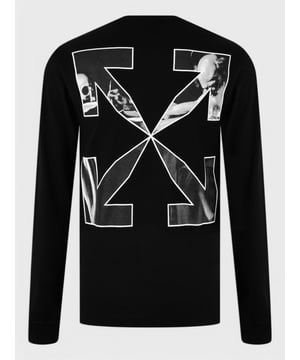 Off-White’s Virgil Abloh often looked to famous artists to inspire his designs - and this black tee is the perfect example, which features Caravaggio's famous painting printed inside the brand’s signature arrow logo on the back. Crafted from comfy cotton and cut to an oversized fit, it's styled with a mock neck for a contemporary look, and finished off with printed branding at the chest, too.

100% Cotton
Ribbed Mock Neck
Printed Branding
Made in Portugal