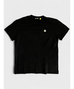 Elevate your wardrobe with the Moncler x Palm Angels T-Shirt in striking black and white. This exclusive collaboration blends Moncler's premium craftsmanship with Palm Angels' edgy streetwear style, delivering a bold yet refined look. Crafted from high-quality materials, it ensures comfort and durability, making it perfect for both casual outings and standout moments. Make a statement with this unique piece that combines luxury and urban flair effortlessly.
PMAA082T23JER0011000