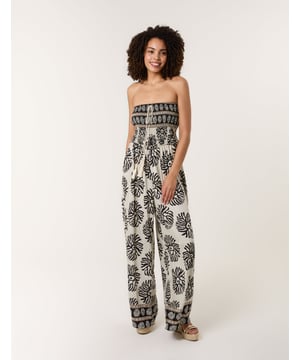 Freshen up your look with our ultimate sleeveless jumpsuit. Team with pumps and a chunky cardigan, it€™s time to look pretty in prints.