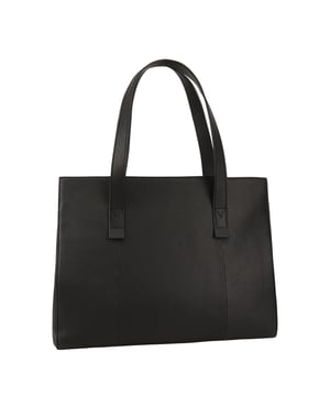 This Tote bag is one of our favourite for its elegant modern aesthetic, its size and quality leather craftmanship. Perfect for work days, this bag offers a spacious main compartment secured with smooth zip for your laptop and documents. A well-organised interior with a combination of zip and mobile pockets and its size-adjustable poppers on the gussets on either side enhance its functionality and convenience. A must-have accessory for modern woman. D:15cm W:39cm H:31cm