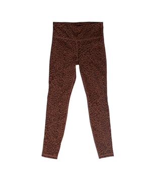 Een legging met hoge taille voor dames met een strakke en comfortabele pasvorm die perfect aansluit op het lichaam.\n\n Ze zijn gemaakt van een zachte, rekbare stof en bieden bewegingsvrijheid, waardoor ze een ideale optie zijn voor zowel sportactiviteiten als vrije tijd.\n\n De brede, hoge tailleband biedt extra ondersteuning bij de buik en zorgt voor een stevige en flatterende pasvorm.\n\n De Fast Drying-technologie helpt zweet snel van de huid af te voeren en zorgt voor een droog gevoel en een comfortabele pasvorm.\n\n Perfect voor de sportschool, yoga of gewoon een dagje ontspannen, deze legging combineert comfort en stijl.\n Samenstelling: 73% polyester, 27% elastaan\n Onderhoud:\n- Machinewas koud.\n - Gebruik gelijkaardige kleuren bij het wassen.\n - Vermijd het gebruik van bleekmiddel.\n - Drogen in de droogtrommel op lage temperatuur.\n - Niet strijken.\n - Niet chemisch reinigen.