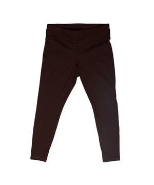 Damen-Leggings mit hohem Bund, die eine bequeme und bequeme Passform bieten und über eine gerippte Textur verfügen, die dem Design eine stilvolle und moderne Note verleiht.\n\n Sie bestehen aus einem weichen, elastischen Stoff und bieten Bewegungsfreiheit, was sie zu einer idealen Option sowohl für sportliche Aktivitäten als auch für die Freizeit macht.\n\n Der weite, hohe Bund sorgt für zusätzlichen Halt im Bauchbereich und sorgt für eine sichere und schmeichelhafte Passform.\n\n Sie verfügen über ein internes Gummiband an der Taille, um eine feste und individuelle Passform zu gewährleisten.\n\n Diese Leggings eignen sich perfekt für das Fitnessstudio, Yoga oder einfach für einen Tag zum Entspannen und vereinen Komfort und Stil.\n Komposition: 87% Polyester, 13% Elasthan\n Pflege:\n- Maschinenwäsche kalt.\n - Verwenden Sie beim Waschen ähnliche Farben.\n - Vermeiden Sie die Verwendung von Bleichmitteln.\n - Bei niedriger Temperatur im Trockner trocknen.\n - Kein Bügeln.\n - Reinige chemisch nicht.