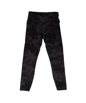 Leggings GAP para mujer con cintura alta y bolsillos laterales\n\nEstos leggings deportivos de GAP para mujer combinan sujeción, confort y funcionalidad en un diseño versátil. Confeccionados en tejido elástico de alto rendimiento, se adaptan al cuerpo con suavidad, mientras que la cintura alta estiliza y ofrece firmeza en cada movimiento. \n\nDetalles:\nCorte ajustado de largo 7/8 que realza la silueta.\nInterior suave y transpirable para máxima comodidad.\nCintura alta ancha para mayor sujeción.\nDiseño liso y elegante, sin estampado.\nBolsillos laterales funcionales y discretos.\nEstilo sin logotipos visibles, fácil de combinar.\n\nUnos leggings mujer ideales para entrenar, hacer recados o relajarte, con la funcionalidad que necesitas y un diseño limpio que se adapta a cualquier look activo.\n Composición: 79% Poliéster, 21% Elastano\n Cuidados:\nLavar a máquina en frío con colores similares.\nSecar a baja temperatura.\nPlanchar a temperatura media si es necesario.
