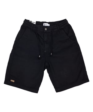 Bermudas Easy Superb con cordón – Comodidad casual para el día a día.

Una prenda básica y funcional que se adapta a cualquier plan. Estas bermudas de Superb destacan por su diseño limpio y su cintura ajustable, pensadas para ofrecer libertad de movimiento y estilo relajado en cualquier ocasión.

Detalles:

- Corte recto con largo clásico por encima de la rodilla.
- Cintura elástica con cordón ajustable y trabillas para cinturón.
- Bolsillos laterales tipo chino y bolsillos traseros de ojal.
- Cierre frontal con botón y cremallera.
- Tejido suave con ligero punto elástico para mayor confort.
- Altamente transpirables.
- Detalle metálico de la marca en el bajo y etiqueta Superb en la parte trasera.

Estas bermudas hombre combinan practicidad y estilo urbano, convirtiéndose en un básico imprescindible para climas cálidos o días de relax con actitud.
 Composición: 97% Algodón, 3% Elastano
 Cuidados:
Lavar a máquina a 30 °C con colores similares.
No usar lejía.
No secar en secadora.
Planchar a baja temperatura.