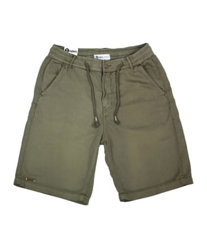Bermudas Easy Superb con cordón – Comodidad casual para el día a día.

Una prenda básica y funcional que se adapta a cualquier plan. Estas bermudas de Superb destacan por su diseño limpio y su cintura ajustable, pensadas para ofrecer libertad de movimiento y estilo relajado en cualquier ocasión.

Detalles:

- Corte recto con largo clásico por encima de la rodilla.
- Cintura elástica con cordón ajustable y trabillas para cinturón.
- Bolsillos laterales tipo chino y bolsillos traseros de ojal.
- Cierre frontal con botón y cremallera.
- Tejido suave con ligero punto elástico para mayor confort.
- Altamente transpirables.
- Detalle metálico de la marca en el bajo y etiqueta Superb en la parte trasera.

Estas bermudas hombre combinan practicidad y estilo urbano, convirtiéndose en un básico imprescindible para climas cálidos o días de relax con actitud.
 Composición: 97% Algodón, 3% Elastano
 Cuidados:
Lavar a máquina a 30 °C con colores similares.
No usar lejía.
No secar en secadora.
Planchar a baja temperatura.