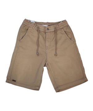 Bermudas Easy Superb con cordón – Comodidad casual para el día a día.

Una prenda básica y funcional que se adapta a cualquier plan. Estas bermudas de Superb destacan por su diseño limpio y su cintura ajustable, pensadas para ofrecer libertad de movimiento y estilo relajado en cualquier ocasión.

Detalles:

- Corte recto con largo clásico por encima de la rodilla.
- Cintura elástica con cordón ajustable y trabillas para cinturón.
- Bolsillos laterales tipo chino y bolsillos traseros de ojal.
- Cierre frontal con botón y cremallera.
- Tejido suave con ligero punto elástico para mayor confort.
- Altamente transpirables.
- Detalle metálico de la marca en el bajo y etiqueta Superb en la parte trasera.

Estas bermudas hombre combinan practicidad y estilo urbano, convirtiéndose en un básico imprescindible para climas cálidos o días de relax con actitud.
 Composición: 97% Algodón, 3% Elastano
 Cuidados:
Lavar a máquina a 30 °C con colores similares.
No usar lejía.
No secar en secadora.
Planchar a baja temperatura.