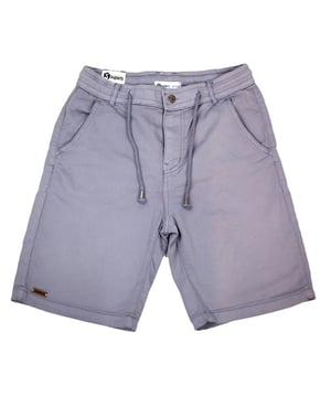 Bermudas Easy Superb con cordón – Comodidad casual para el día a día.

Una prenda básica y funcional que se adapta a cualquier plan. Estas bermudas de Superb destacan por su diseño limpio y su cintura ajustable, pensadas para ofrecer libertad de movimiento y estilo relajado en cualquier ocasión.

Detalles:

- Corte recto con largo clásico por encima de la rodilla.
- Cintura elástica con cordón ajustable y trabillas para cinturón.
- Bolsillos laterales tipo chino y bolsillos traseros de ojal.
- Cierre frontal con botón y cremallera.
- Tejido suave con ligero punto elástico para mayor confort.
- Altamente transpirables.
- Detalle metálico de la marca en el bajo y etiqueta Superb en la parte trasera.

Estas bermudas hombre combinan practicidad y estilo urbano, convirtiéndose en un básico imprescindible para climas cálidos o días de relax con actitud.
 Composición: 97% Algodón, 3% Elastano
 Cuidados:
Lavar a máquina a 30 °C con colores similares.
No usar lejía.
No secar en secadora.
Planchar a baja temperatura.