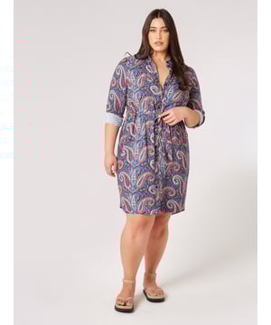 Mit dem Hemdblusenkleid setzen Sie ein urbanes, modisches Statement. Es hat eine knieumspielende, kurze Länge, einen V-Ausschnitt und einen wunderschönen Paisley Druck. Es wird durch gekrempelten Ärmel umrahmt, die Knopfleiste verläuft auf der Vorderseite. Die weiche, fließende und luftige Ware sorgt auch bei hohen Temperaturen für ein angenehmes Tragegefühlt. Ein Stoffgürtel sorgt für eine definierende Passform, und die praktischen Seitennahttaschen runden das Modell ab.