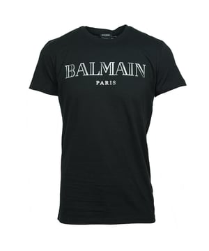 Verrijk je garderobe met het Balmain Sparkle Logo Black T-shirt, een elegant T-shirt met korte mouwen, gemaakt van 100% premium katoen voor comfort en duurzaamheid. Met het iconische &quot;Balmain Paris&quot;-logo in opvallende zilverkleurige letters op de voorkant combineert dit T-shirt met ronde hals moeiteloos luxe met een casual stijl. Perfect om een verfijnde statement te maken, voegt de subtiele glitter een vleugje glamour toe aan elke outfit, terwijl het ook dagelijks draagbaar blijft. Ideaal voor wie houdt van high-end mode met een relaxte pasvorm, belichaamt dit T-shirt de bekende kwaliteit en moderne uitstraling van Balmain