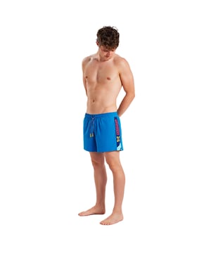 Bañador medio Munich para hombre con diseño deportivo y práctico.\n\nEste bañador de corte medio combina funcionalidad y estilo con detalles distintivos a los lados y el logo vertical en la pernera. Su cintura elástica con cordón ajustable proporciona un ajuste cómodo, ideal para moverse con libertad tanto en el agua como en actividades al aire libre.\n\nAdemás de sus bolsillos laterales y trasero con cierre de velcro, cuenta con un bolsillo interior oculto, perfecto para guardar pequeños objetos personales de forma segura.\n\nDetalles:\n- Tipo de prenda: Bañador largo de hombre.\n- Cintura: Elástica con cordón ajustable.\n- Largo: Medio, por encima de la rodilla.\n- Diseño: Detalles laterales y logo en la pierna.\n- Bolsillos: Laterales, trasero con velcro y bolsillo interior.\n\nIdeal para quienes buscan un bañador de hombre con buena cobertura, cómodo y con un toque deportivo para el verano.\n Composición: 94% Poliéster, 6% Elastano\n Cuidados:\nLavar a mano. No usar secadora. No planchar. No usar lejía.