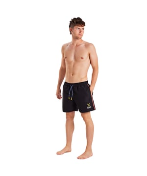 Bañador largo Munich para hombre con diseño deportivo y práctico.\n\nEste bañador de corte largo combina funcionalidad y estilo con detalles distintivos a los lados y el logo vertical en la pernera. Su cintura elástica con cordón ajustable proporciona un ajuste cómodo, ideal para moverse con libertad tanto en el agua como en actividades al aire libre.\n\nAdemás de sus bolsillos laterales y trasero con cierre de velcro, cuenta con un bolsillo interior oculto, perfecto para guardar pequeños objetos personales de forma segura.\n\nDetalles:\n- Tipo de prenda: Bañador largo de hombre.\n- Cintura: Elástica con cordón ajustable.\n- Largo: Hasta por encima de la rodilla.\n- Diseño: Detalles laterales y logo en la pierna.\n- Bolsillos: Laterales, trasero con velcro y bolsillo interior.\n\nIdeal para quienes buscan un bañador de hombre con buena cobertura, cómodo y con un toque deportivo para el verano.\n Composición: 94% Poliéster, 6% Elastano\n Cuidados:\nLavar a mano. No usar secadora. No planchar. No usar lejía