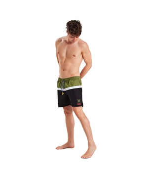 Bañador largo Munich para hombre con diseño deportivo y práctico.\n\nEste bañador de corte largo combina funcionalidad y estilo con detalles distintivos a los lados y el logo vertical en la pernera. Su cintura elástica con cordón ajustable proporciona un ajuste cómodo, ideal para moverse con libertad tanto en el agua como en actividades al aire libre.\n\nAdemás de sus bolsillos laterales y trasero con cierre de velcro, cuenta con un bolsillo interior oculto, perfecto para guardar pequeños objetos personales de forma segura.\n\nDetalles:\n- Tipo de prenda: Bañador largo de hombre.\n- Cintura: Elástica con cordón ajustable.\n- Largo: Hasta por encima de la rodilla.\n- Diseño: Logo en la pierna.\n- Bolsillos: Laterales, trasero con velcro y bolsillo interior.\n\nIdeal para quienes buscan un bañador de hombre con buena cobertura, cómodo y con un toque deportivo para el verano.\n Composición: 94% Poliéster, 6% Elastano\n Cuidados:\nLavar a mano. No usar secadora. No planchar. No usar lejía