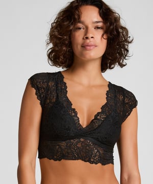 Licht, lieflijk en moeiteloos mooi, dit is je must-have voor delicaat comfort. Het gebloemde kant voegt een romantische touch toe en de bralette heeft een kapmouwtje. Geeft je dagelijkse essentials een extra mooie touch.