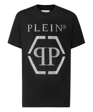 mit Schmucksteinen  Dieses auffällige T-Shirt mit Rundhalsausschnitt setzt ein unmissverständliches Statement. Es vereint Street-Luxe-Appeal mit schimmernden Kristallakzenten für einen starken visuellen Eindruck. Stylen Sie es mit maßgeschneiderten Denim oder geschichtet unter einer Lederjacke für auffällige Kante.   Reines Baumwollgewebe sorgt für ein weiches, atmungsaktives Luxusgefühl   Übergroßes Sechseck und Logoprint für sofortige Markenerkennung   Kristallverzierungen aus Glasfaser für auffälligen Glanz   Scharfe Silhouette mit raffinierten Details für modernes Streetwear-Flair   Entworfen, um die Aufmerksamkeit vom Tag bis zur Nacht auf sich zu ziehen
