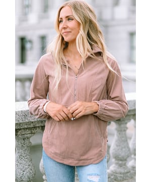 Unsere Styles sind mit einem trendigen, taillierten Look im Einklang mit einem internationalen Größenstandard entworfen. Für die beste Passform empfehlen wir, eine Größe größer als gewohnt zu wählen. Überprüfen Sie unbedingt unsere Größentabelle, um Ihre perfekte Passform zu finden!
Einfach, aber trendy Sweatshirt mit Kragen 
Verspielt gerippte Textur mit einer Kängurutasche 
Halb-Reißverschluss-Design für ein einfaches An- und Ausziehen 
Vielseitig kombinierbar mit Hosen, Jeans, Röcken oder Shorts 
Hergestellt aus hochwertigen Materialien für Wärme und Stil 
Material: 100 % Polyester