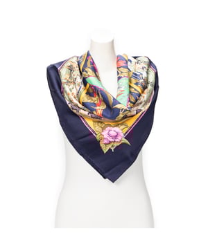 Hermès Zubehör Scarf  Schal und Blau/Grün/Lila Seide und None hardware. Das Produkt ist auf in ausgezeichnetem Zustand (A).
  Abmessungen: 90 cm
    Größe: None 
  Zubehör inklusive: None
  
  BrandCo Paris hat seltene Artikel und die besten Konditionen zu unglaublichen Preisen vorgestellt. Geduld lohnt sich! Kaufen Sie mit Vertrauen: Alle Artikel von BrandCo Paris sind von unserem Expertenteam ausgewählt und authentisch.
  Alle Artikel enthalten ein Echtheitszertifikat und wurden von BrandCo Paris übernommen.
  Tabelle zur Klassifizierung des Artikelzustands
  N (wie neu)
  AA (perfekter Zustand)
  A (ausgezeichneter Zustand)
  AB (sehr guter Zustand)
  B (gut/mittelmäßig)