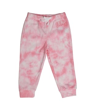 Disney Baby Mädchen Jogginghose GAP mit elastischem Bund und bestickter Gesäßtasche\n\n Diese Jogginghose GAP für Baby-Mädchen aus der speziellen Disney-Kollektion vereint Komfort und charmantes Design für ein angenehmes Tragegefühl im Alltag. Sie ist aus weichem Fleece gefertigt und verfügt über ein gesticktes Logo auf der Vorderseite, einen gerippten Saum und ein besonderes Detail auf der Rückseite: eine Tasche mit Minnie-Maus-Stickerei.\n\n Details:\n Kleidungstyp: Baby-Jogginghose.\n Design: Bequemer Schnitt mit gerippten Säumen.\n Taille: Gummizug mit dekorativer Schleife.\n Material: Weicher Plüsch.\n Funktionalität: Gesäßtasche mit Disney-Stickerei.\n\n Bequeme und bezaubernde Babyhosen für Mädchen, perfekt für die ersten Spaziergänge und besondere Momente.\n Komposition: 77 % Baumwolle, 23 % Polyester\n Pflege:\nMit ähnlichen Farben kalt in der Maschine waschen.\n Bei niedriger Temperatur trocknen.\n Bei Bedarf bei mittlerer Temperatur bügeln.