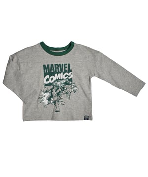 Camiseta de manga larga Marvel Comics para bebé niño.\n\nEsta camiseta de GAP rinde homenaje a los superhéroes más icónicos del universo Marvel con un diseño potente y nostálgico. Ideal para pequeños fans de los cómics que quieren expresar su estilo con personalidad.\n\nDetalles:\nTipo de prenda: Camiseta de manga larga.\nDiseño: Gráfico frontal con personajes de Marvel y logotipo clásico Marvel Comics.\nCuello: Redondo con ribete en contraste.\nPuños: Manga recta sin elástico.\nMaterial: Punto de algodón suave, ideal para uso diario.\nAjuste: Corte cómodo, ligeramente relajado.\n\nUna camiseta de manga larga bebé perfecta para combinar con vaqueros o joggers y vivir aventuras con estilo, dentro o fuera del universo Marvel.\n Composición: 100% Algodón\n Cuidados:\nLavar a máquina en agua fría.\nNo usar lejía.\nSecar al aire.\nPlanchar a baja temperatura.\nNo lavar en seco.
