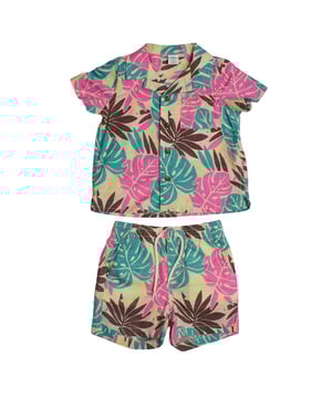 Tropisch shirt en korte broek voor babyjongens GAP\n\n Deze GAP set voor babyjongens is perfect voor zomerse dagen en bestaat uit een lichtgewicht shirt met korte mouwen en een bijpassende short. Het vrolijke ontwerp zorgt voor een leuke en frisse touch en is ideaal voor wandelingen, vakanties of casual gelegenheden.\n\n Details:\n Shirt met klassieke kraag, knopen aan de voorkant en borstzakje.\n Korte broek met elastische tailleband en verstelbaar trekkoord.\n Gemaakt van lichtgewicht en ademende stof.\n Uitgebreid ontwerp in tropische stijl.\n Voelt zacht aan en is comfortabel voor dagelijks gebruik.\n\n Een ideale set voor babyjongens om stijlvol en met bewegingsvrijheid van het mooie weer te genieten.\n Samenstelling: 100% katoen\n Onderhoud:\nMachinewas koud met vergelijkbare kleuren.\n Drogen in de droogtrommel op lage temperatuur.\n Indien nodig strijken op middelhoge temperatuur.