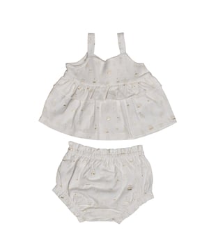 Conjunto de tirantes GAP para bebé niña con estampado de tartas y volantes decorativos\n\nEste conjunto GAP para bebé niña es ideal para los días más cálidos, combinando frescura y dulzura en cada detalle. Incluye una camiseta de tirantes con volante decorativo y una braguita a juego, ambas piezas adornadas con un delicado estampado de tartas de cumpleaños con detalles dorados.\n\nDetalles:\nCamiseta sin mangas con tirantes finos.\nVolante decorativo en el pecho.\nEstampado de tartas en tonos suaves y detalles dorados.\nBraguita con cintura y piernas elásticas para mayor comodidad.\nTejido suave y transpirable, ideal para pieles sensibles.\n\nUn conjunto para bebé niña cómodo, encantador y perfecto para sus primeros looks veraniegos.\n Composición: 100% Algodón\n Cuidados:\nLavar a máquina en frío con colores similares.\nSecar a baja temperatura.\nPlanchar a temperatura media si es necesario.