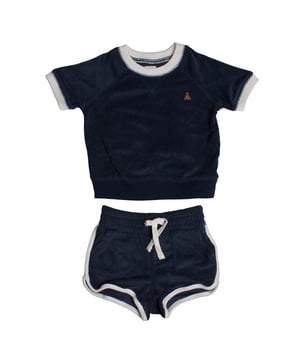 Kinderhanddoekenset met T-shirt en korte broek.\n\n Deze babyset combineert functionaliteit en zachtheid dankzij de badstofachtige stof. Ideaal voor warme dagen, het laat bewegingsvrijheid toe en zorgt voor een aangenaam gevoel op de huid.\n\n Details:\n Type kledingstuk: T-shirt en shortset.\n Design: T-shirt met korte mouwen en geborduurde teddybeer en short met contrasterende bies.\n Hals: Rond met elastische boord.\n Taille: Elastische tailleband met verstelbaar trekkoord.\n Materiaal: Zachte badstof, handdoekstijl.\n Pasvorm: Comfortabel en los voor volledige bewegingsvrijheid.\n\n Een perfect zomers babysetje om in te spelen, te rusten of te wandelen, dat altijd fris en comfortabel is.\n Samenstelling: 84% katoen, 16% polyester\n Onderhoud:\nMachinewas in koud water.\n Geen bleekmiddel gebruiken.\n Aan de lucht drogen,\n Strijken op lage temperatuur.\n Niet chemisch reinigen.