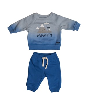 Sweatshirt- und Hosenset für Babys – Weichheit und Komfort den ganzen Tag\n\n Dieses Set für Babyjungen bietet einen bequemen und praktischen Look, ideal für den Alltag. Das Sweatshirt hat ein modernes Design mit Rundhalsausschnitt und gerippter Verarbeitung, während die Jogginghose mit elastischem Bund eine weiche und funktionelle Passform bietet.\n\n Details:\n Art des Kleidungsstücks: Sweatshirt + Hosen-Set.\n Sweatshirt: Lange Ärmel, Rundhalsausschnitt und elastische Bündchen.\n Hose: Elastischer Bund mit dekorativem Kordelzug und anliegenden Bündchen.\n Stoff: Innenseite aus weichem, plüschigem Strick.\n\n Eine perfekte Option für aktive Babys, die Wärme und Bewegungsfreiheit für jede Gelegenheit kombiniert.\n Komposition: 77 % Baumwolle, 23 % Polyester\n Pflege:\nMit ähnlichen Farben kalt in der Maschine waschen.\n Bei niedriger Temperatur trocknen.\n Bei Bedarf bei mittlerer Temperatur bügeln.