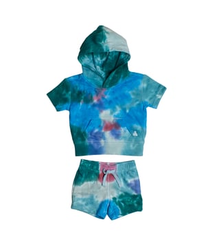 Babyset met sweater met korte mouwen en bijpassende short.\n\n Deze GAP-babyset combineert comfort en stijl en is de perfecte keuze voor warmere dagen. Het bestaat uit een sweatshirt met korte mouwen, een capuchon en kangoeroezak en een short met verstelbare taille, allemaal gemaakt van zachte, lichtgewicht stof.\n\n Details:\n Type kleding: Tweedelige babyset.\n Ontwerp: Sweater met capuchon en zak aan de voorkant en korte broek met elastiek en koord in de taille.\n Hals: Rond met geïntegreerde capuchon.\n Materiaal: Zacht katoen.\n Pasvorm: Comfortabel en ruim voor makkelijke beweging.\n\n Een fris en functioneel babysetje, ideaal om de eerste stapjes comfortabel en vrolijk te begeleiden.\n Samenstelling: 77% katoen, 23% polyester\n Onderhoud:\nMachinewas in koud water.\n Geen bleekmiddel gebruiken.\n Aan de lucht laten drogen.\n Strijken op lage temperatuur.\n Niet chemisch reinigen.