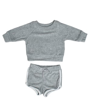 GAP babyset voor jongens bestaande uit een sweater en een korte broek van zachte fleece\n\n Deze set voor babyjongens van GAP is gemaakt van zacht fleece en zorgt voor maximaal comfort op elk moment van de dag. Het bestaat uit een sweatshirt met lange mouwen en een ronde hals en een short met elastische tailleband die bewegingsvrijheid biedt en tegelijkertijd warm en comfortabel blijft.\n\n Details:\n Sweater met lange mouwen, ronde hals en elastische boorden.\n Korte broek met elastische tailleband en decoratief trekkoord.\n Zachte pluche stof, ideaal voor de gevoelige huid.\n Discreet geborduurd detail op de borst.\n Contrasterende biezen op de broek voor een sportieve touch.\n\n Een perfecte babyset voor jongens om in te spelen, te luieren of uit te gaan, met een ideale balans tussen warmte, zachtheid en casual stijl.\n Samenstelling: 84% katoen, 16% polyester\n Onderhoud:\nMachinewas met koud water en zachtjes centrifugeren.\n Gebruik milde wasmiddelen.\n Gebruik een wasdroger op lage temperatuur.\n Strijken op lage temperatuur.