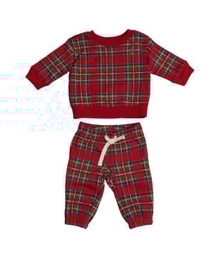 Bedrukte sweater en broek voor babyjongens GAP - zachtheid en klassieke stijl voor dagelijks gebruik.\n\n Deze set van GAP biedt kleintjes maximaal comfort zonder in te leveren op stijl. Hij is gemaakt van zachte fleece en bestaat uit een sweatshirt met lange mouwen en een bijpassende broek met een verstelbare elastische tailleband, perfect om baby op elk moment van de dag warm te houden.\n\n Details:\n Type kledingstuk: Tweedelige set (sweater en broek).\n Design: Klassieke ruitjesprint met geribde kraag, manchetten en zoom.\n Sluiting: Broek met elastische tailleband en verstelbaar trekkoord.\n Stof: Zacht katoen met pluche voering.\n Ideaal voor dagelijks gebruik of als speciale outfit voor gezellige en feestelijke gelegenheden.\n\n Een complete, praktische en schattige babyset die garant staat voor warmte, bewegingsvrijheid en een charmante look.\n Samenstelling: 77% katoen, 23% polyester\n Onderhoud:\nMachinewas koud met vergelijkbare kleuren.\n Drogen in de droogtrommel op lage temperatuur.\n Strijken op middelhoge temperatuur indien nodig.