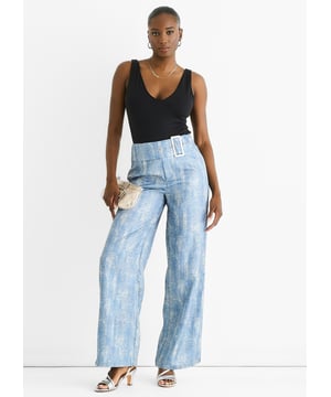 Geef je garderobe een upgrade met onze blauwe broek met gespdetails. Met zijn opvallende blauwe kleur en stijlvolle gespdetails geeft deze broek elke outfit een vleugje elegantie. Deze broek is gemaakt voor zowel comfort als stijl, zodat je je de hele dag casual en toch zelfverzekerd voelt. Upgrade je garderobe vandaag nog.
