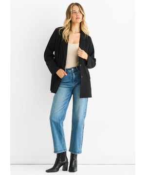 Renueva tu armario con nuestra chaqueta oversize drapeada negra de sastrería. Esta chaqueta atrevida y cómoda está confeccionada a la perfección con un diseño a medida y un corte oversize para que destaques sin esfuerzo. Perfecta tanto para ocasiones informales como formales, esta chaqueta elevará tu estilo.