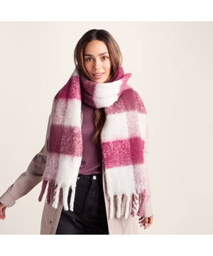 This chunky woven scarf is so wonderfully warm and comfortable, and its timeless, oversized check pattern looks great paired with some gloves and a hat for that winter look. With tassels at either end and our TOG24 woven label at one end, the Miyara is a perfect all-round scarf that will keep you warm during colder months.