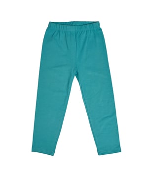 GAP legging voor meisjes met elastische tailleband en eenvoudig ontwerp\n\n Deze legging voor meisjes van GAP is een must-have voor elke dag. Het eenvoudige ontwerp en de zachte, elastische stof zorgen voor bewegingsvrijheid en passen perfect bij T-shirts, jurken of sweatshirts.\n\n Details:\n Slanke pasvorm met lange pijp.\n Comfortabele, zachte en rekbare stof.\n Makkelijk aan te trekken elastische tailleband.\n Ideaal voor dagelijks gebruik, school of activiteiten.\n\n Praktische en veelzijdige legging voor meisjes die ze bij elke gelegenheid comfortabel zullen dragen.\n Samenstelling: 96% katoen, 4% elastaan\n Onderhoud:\nMachinewas koud met vergelijkbare kleuren.\n Drogen in de droogtrommel op lage temperatuur.\n Indien nodig strijken op middelhoge temperatuur.