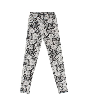 Basic Leggings GAP für Mädchen aus elastischem Strick

 Diese GAP Mädchen-Leggings sind ein Must-have für jeden Tag. Sie bestehen aus weichem, dehnbarem Stoff und bieten Komfort und Bewegungsfreiheit. Perfekt zum Kombinieren mit T-Shirts, Sweatshirts oder Kleidern.

 Details:
 Schmaler Schnitt im Leggings-Stil.
 Weicher, dehnbarer Strickstoff.
 Elastischer Bund für mehr Komfort.
 Erhältlich in schlichten und bedruckten Designs.
 Von außen ist kein Logo sichtbar.

 Vielseitige und bequeme Leggings für Mädchen, perfekt für jeden Anlass, von der Schule bis zur Freizeit.
 Komposition: 96% Baumwolle, 4% Elasthan
 Pflege:
Mit ähnlichen Farben kalt in der Maschine waschen.
 Bei niedriger Temperatur trocknen.
 Bei Bedarf bei mittlerer Temperatur bügeln.